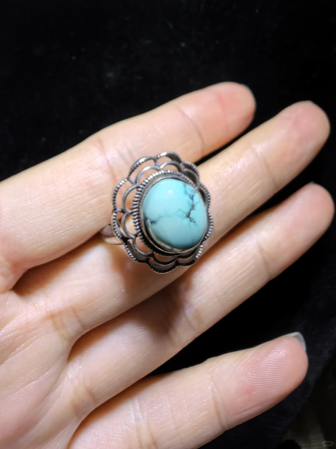 纯天然松石戒指男女款，瓷度密度较高，湖绿