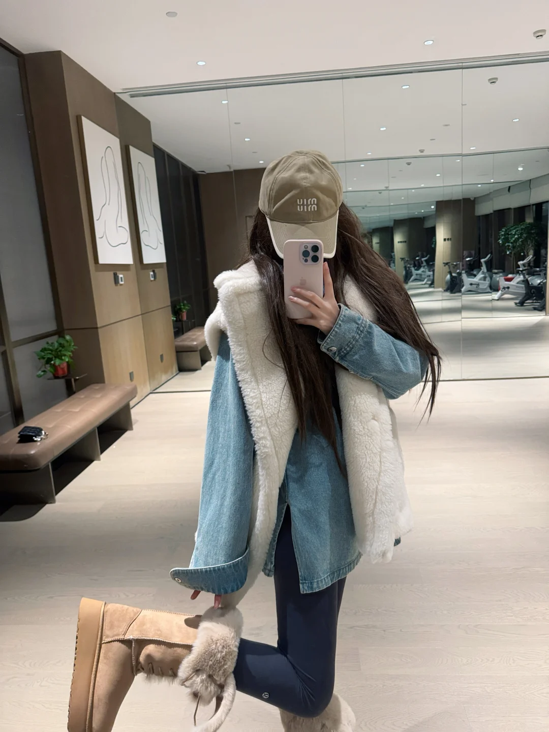 中年少女穿搭：马甲➕瑜伽裤➕牛仔衬衫叠穿