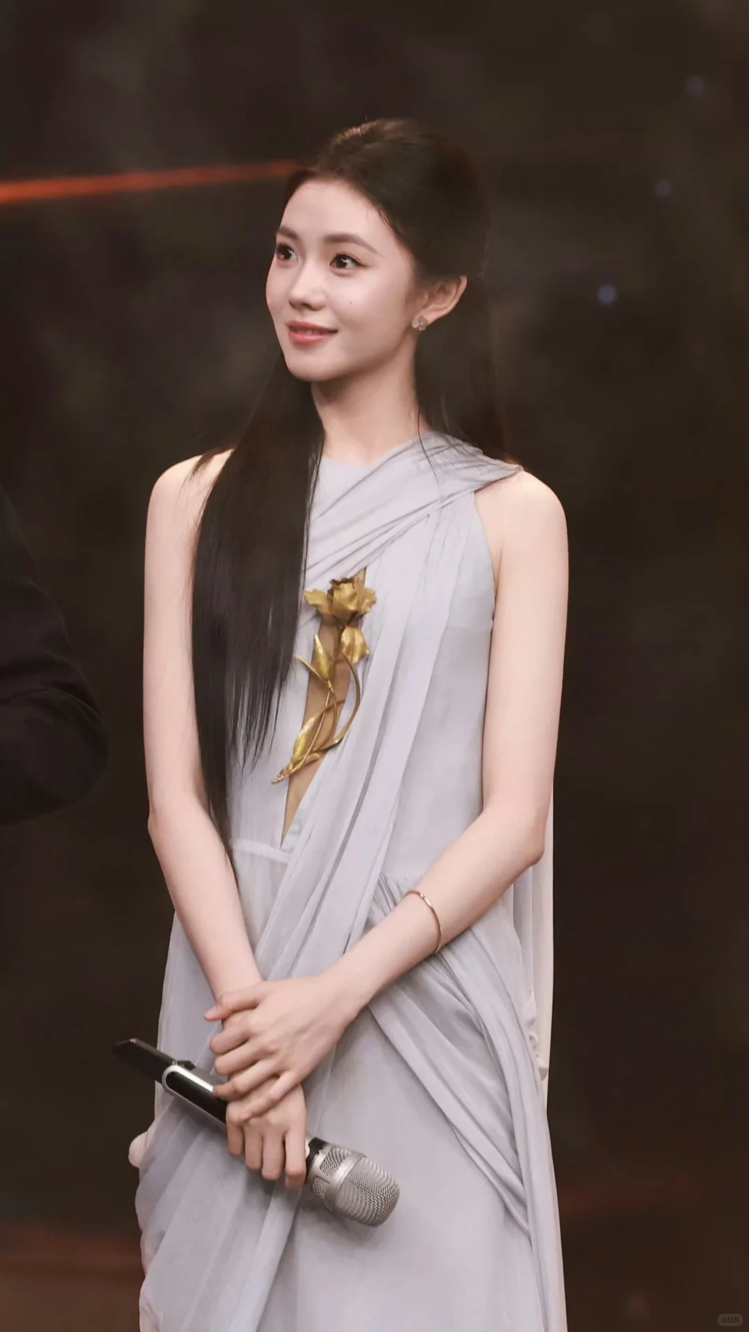 刘浩存 易碎感仙颜柔纱腰臀线