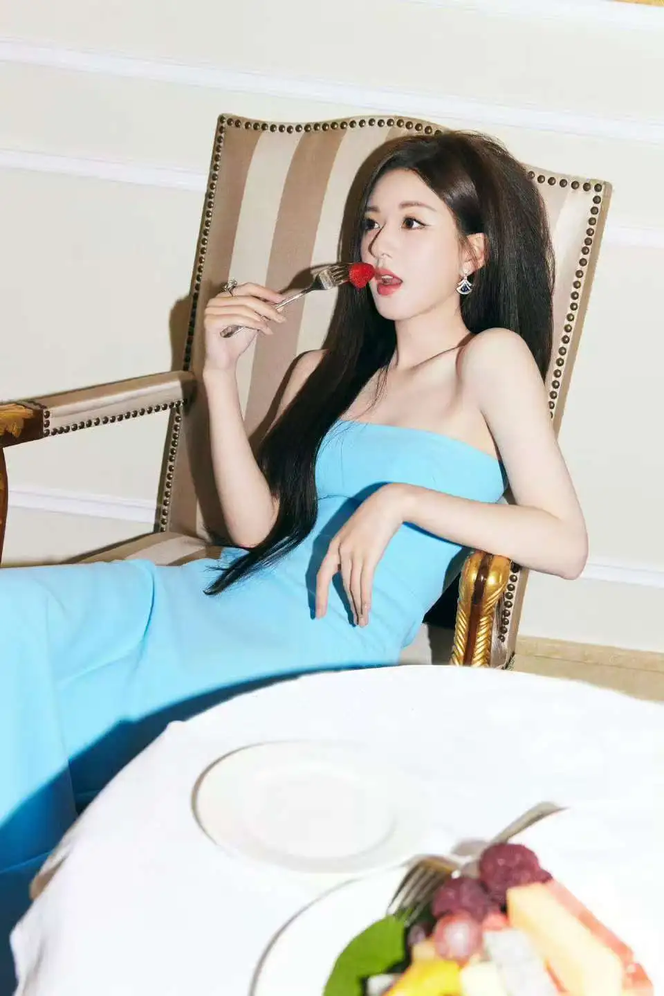 赵露思 蓝色抹胸裙 勒出S曲线