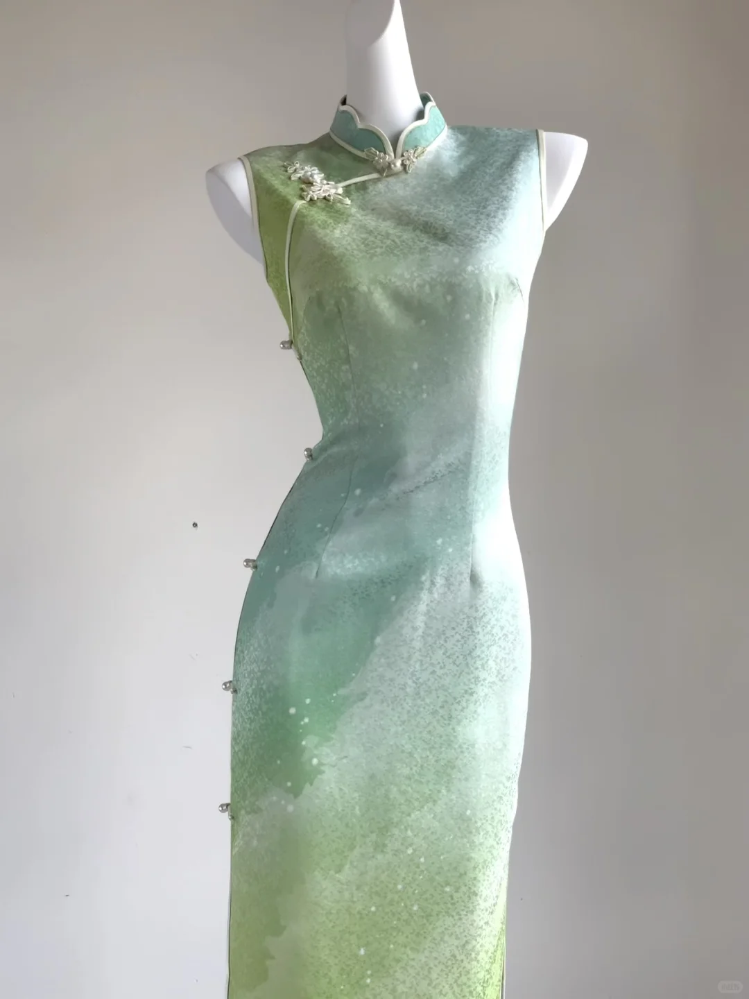 这件旗袍像是不经意打翻的青苹果汁🍏