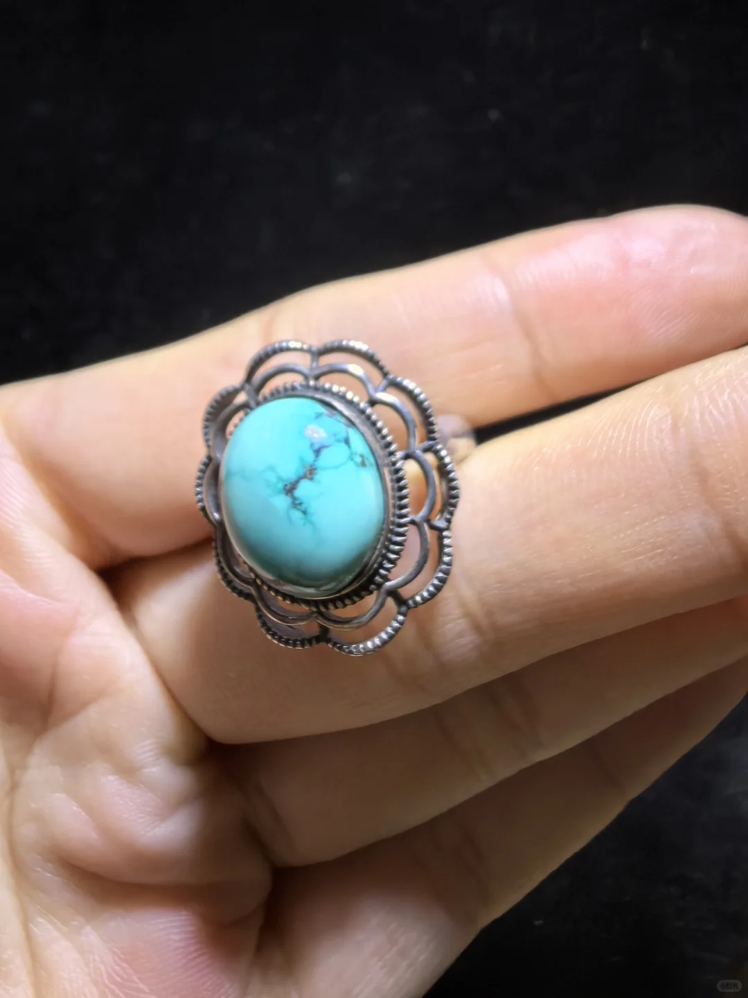 纯天然松石戒指男女款，瓷度密度较高，湖绿