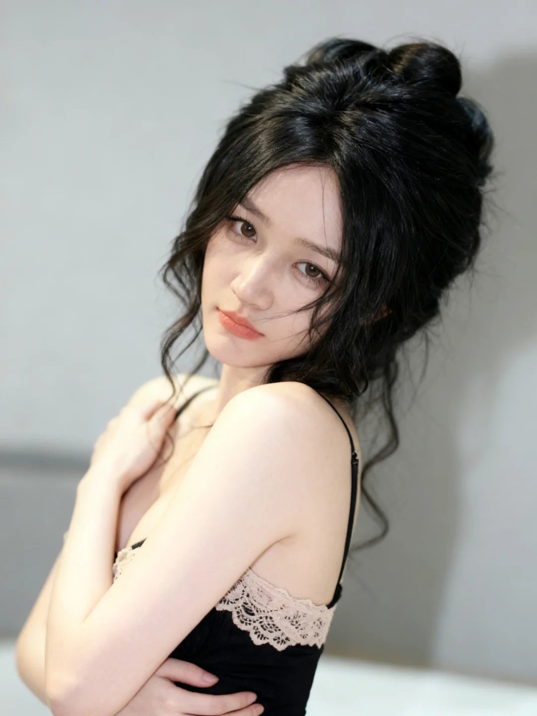 这次是蕾丝小吊带配慵懒丸子头🤳👛