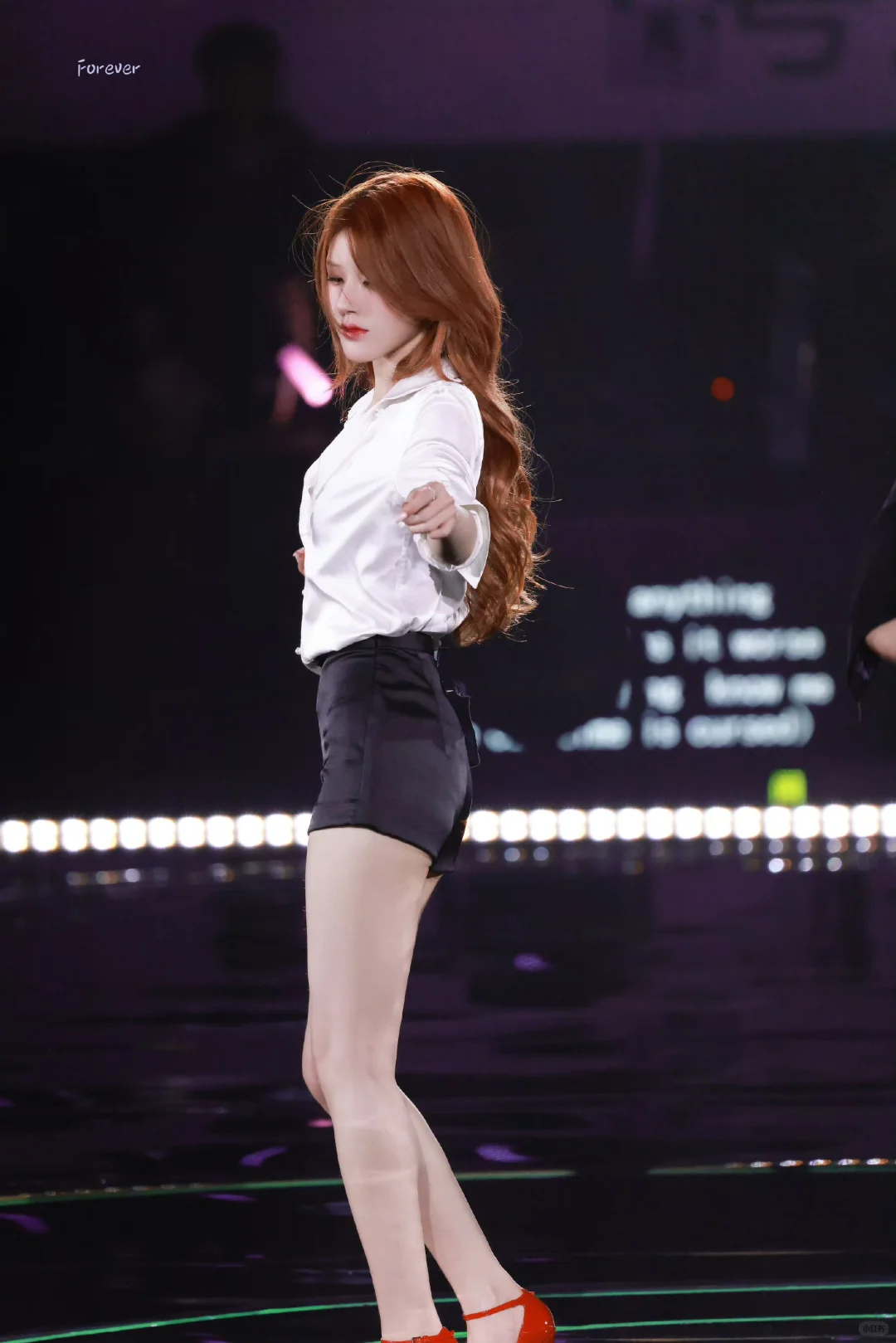 赵露思 敞领白衬衫 红色高跟鞋