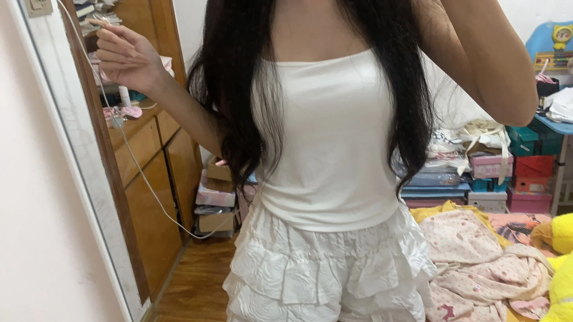 女大学生闲置自带胸垫吊带背心，直出