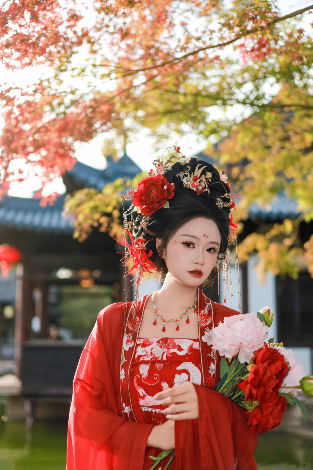 红裙映水，鬓边牡丹，是江南的秋光入了画。