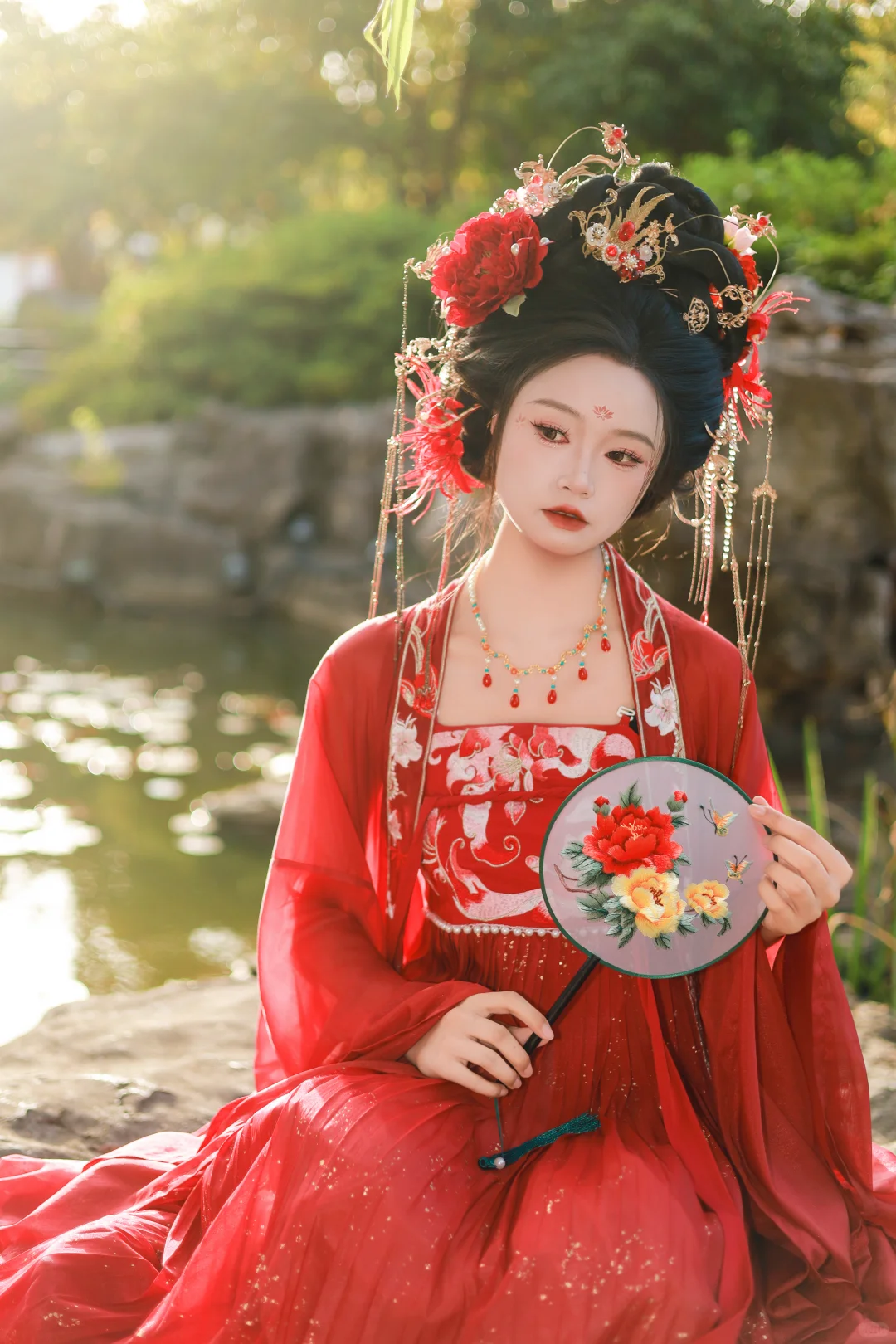 红裙映水，鬓边牡丹，是江南的秋光入了画。