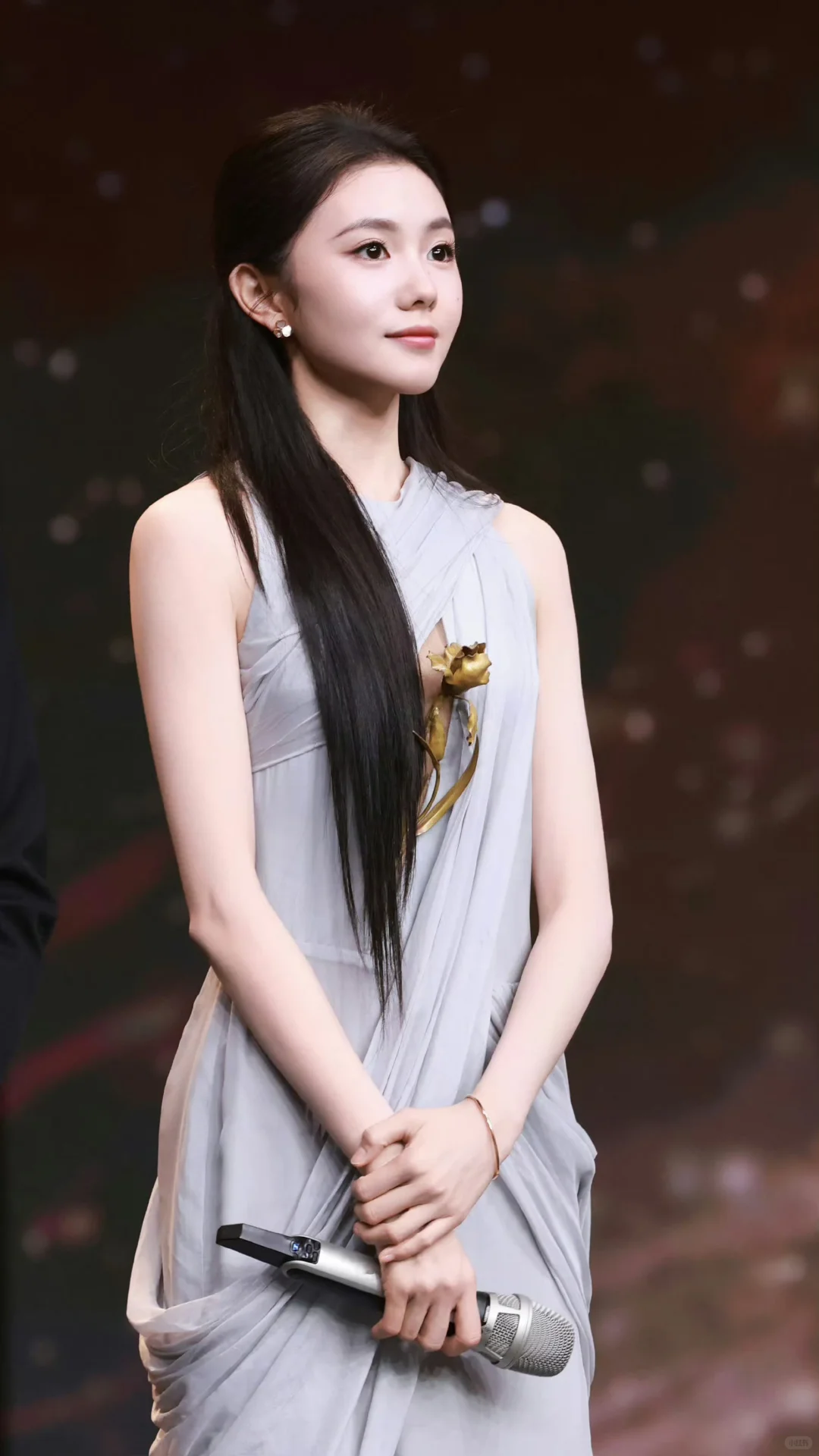 刘浩存 易碎感仙颜柔纱腰臀线