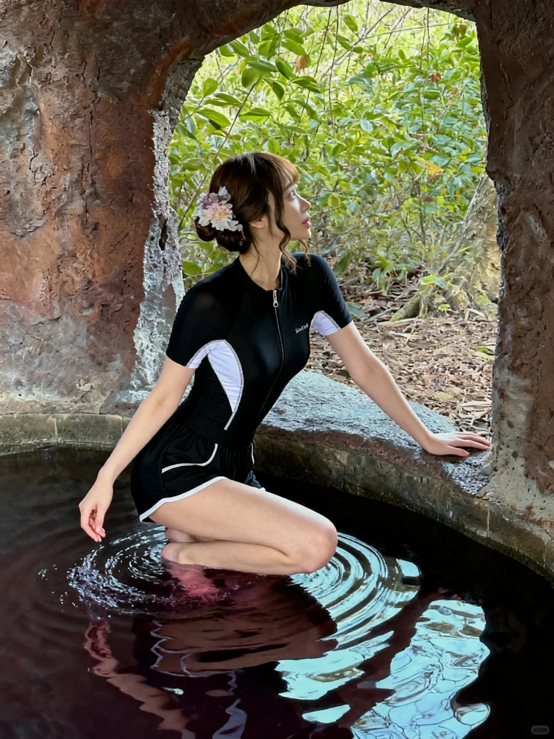 可以穿连体泳衣泡温泉吗？