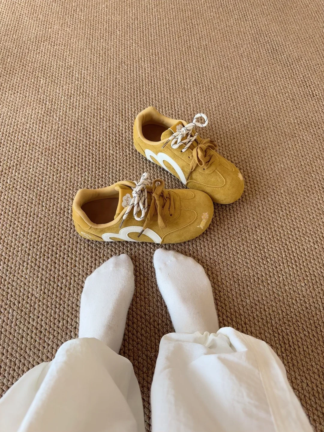 我的鞋柜一角，鞋子太多啦～