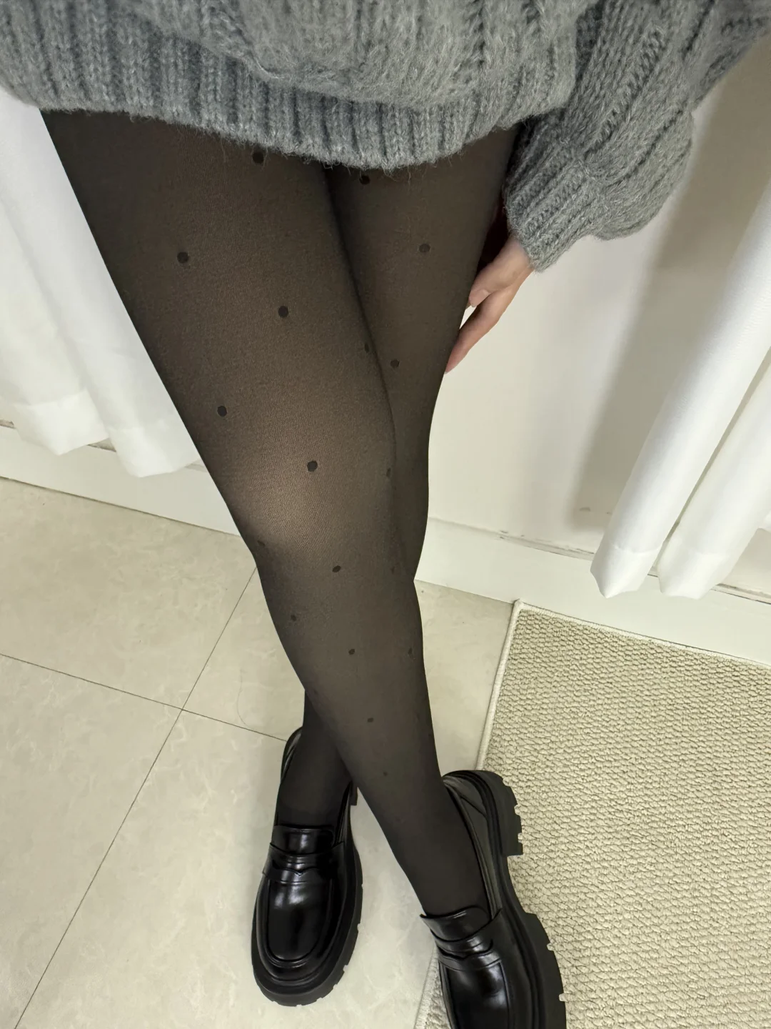 辣妹不惧寒冬！波点裤袜给我锁死！🔥