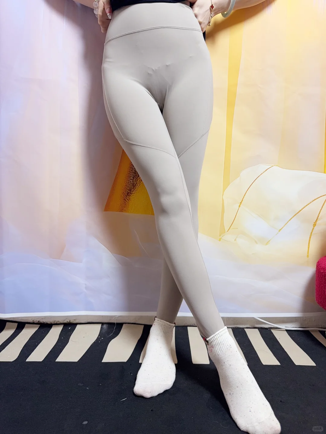 被问爆粪 燕麦色瑜伽裤+白袜的松弛感公式