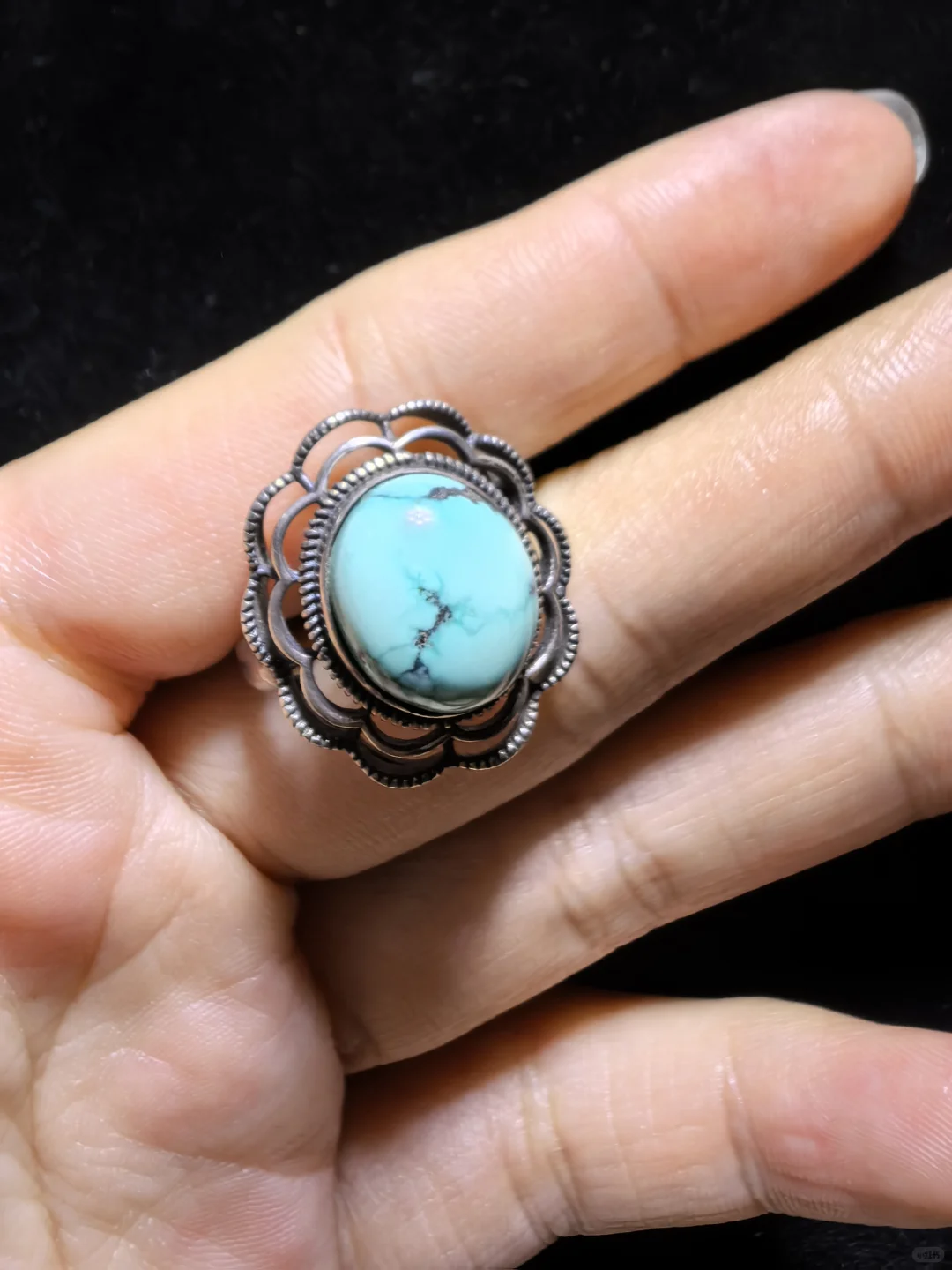 纯天然松石戒指男女款，瓷度密度较高，湖绿