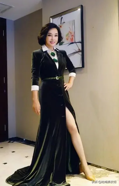 75岁刘晓庆肌肉腿引热议：自律才是对抗时光