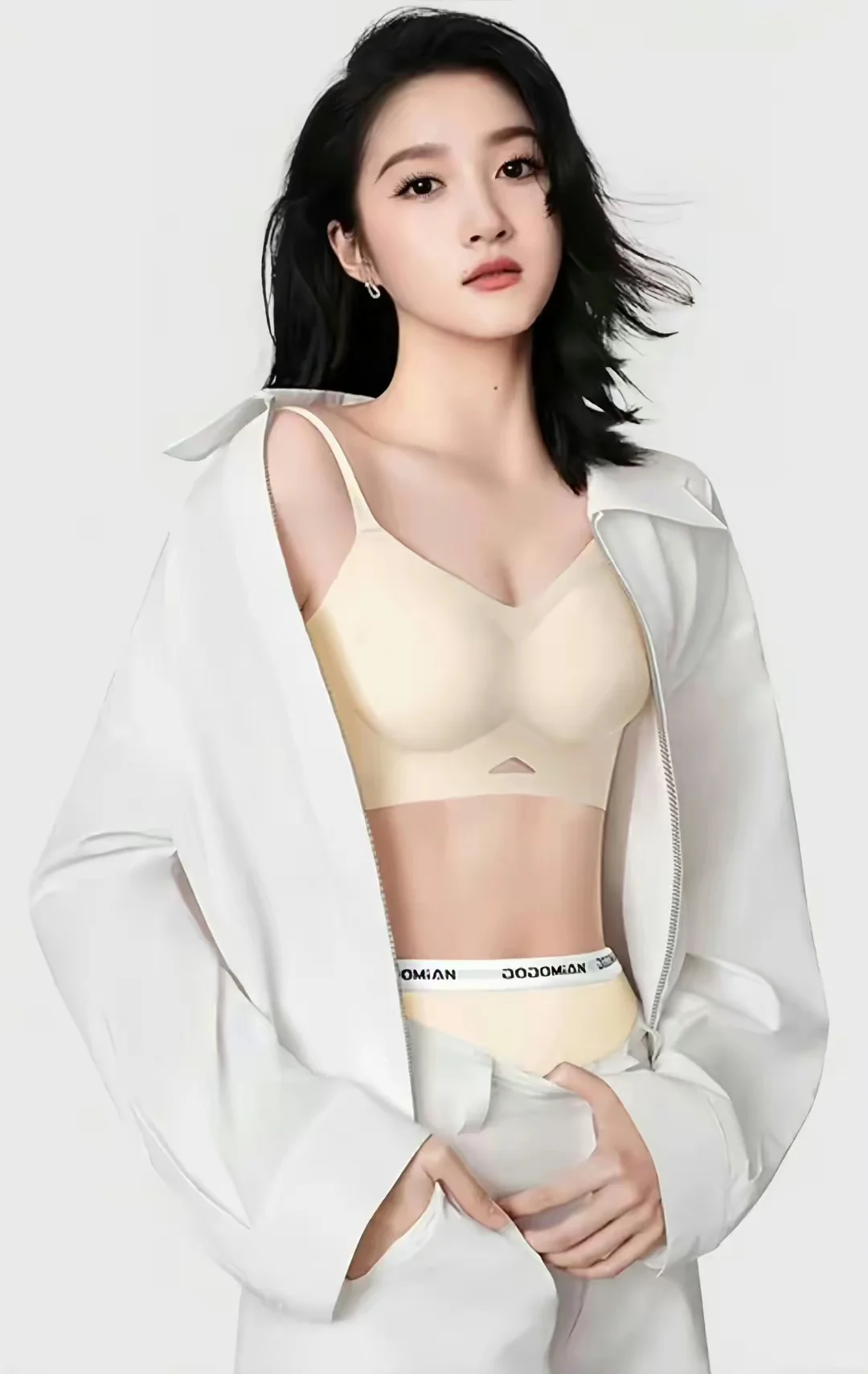 关晓彤:长发及腰，腿长及腰，胸哪去了？