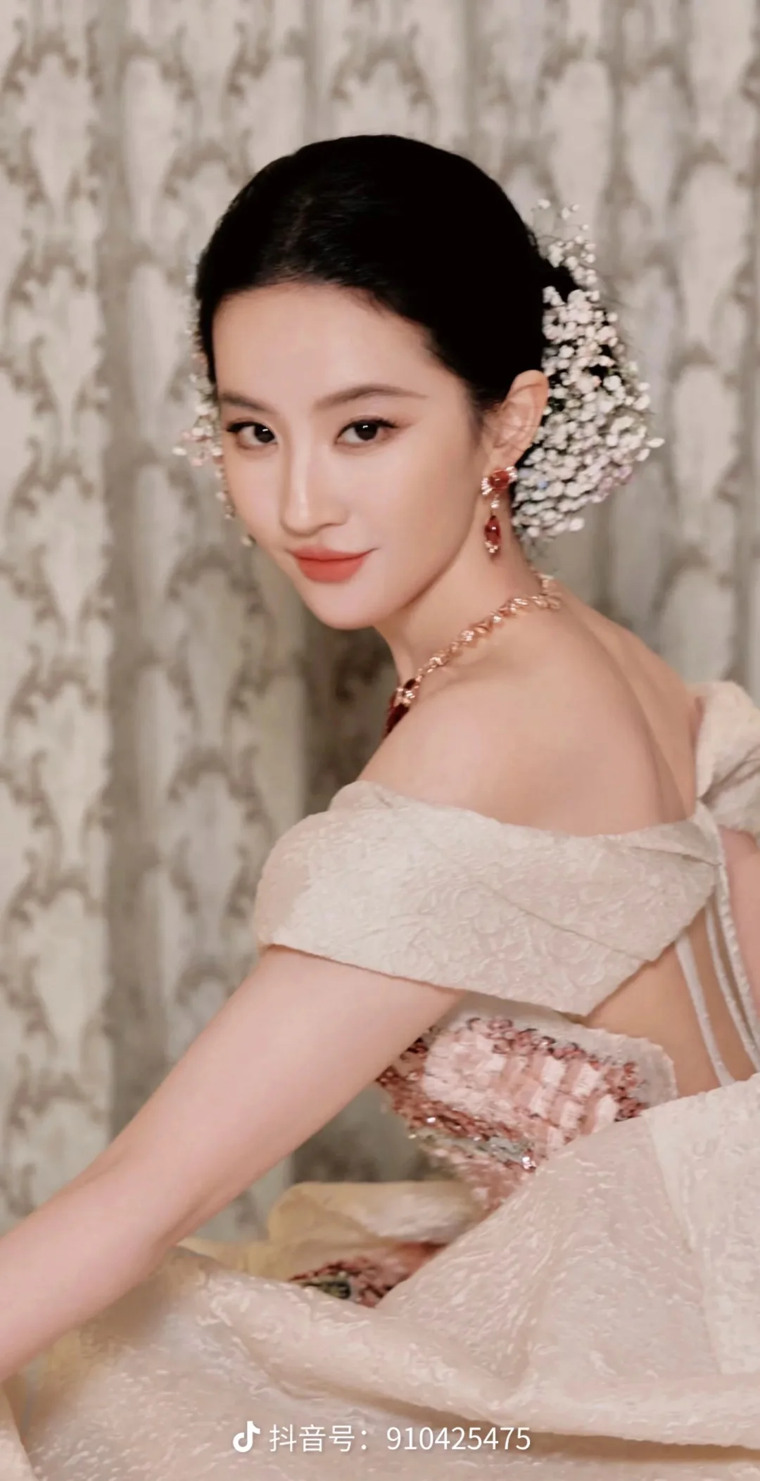 为啥非说我跟刘亦菲女神长得像啊😭😭