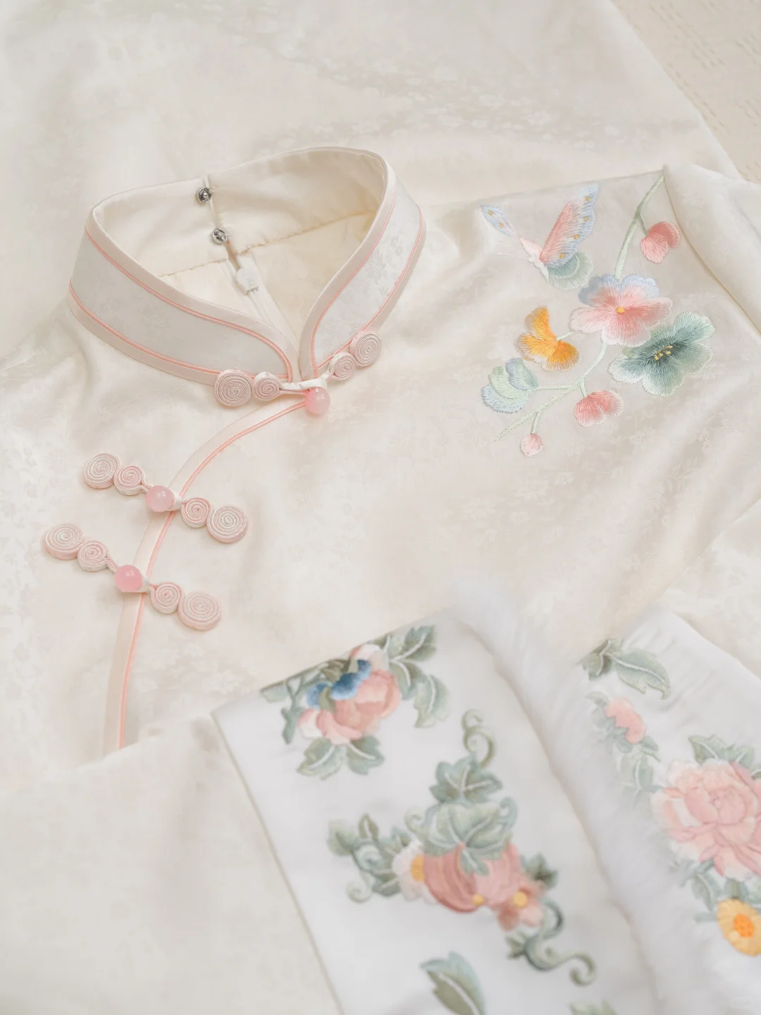 做了一件古典的倒大袖旗袍！好温油～