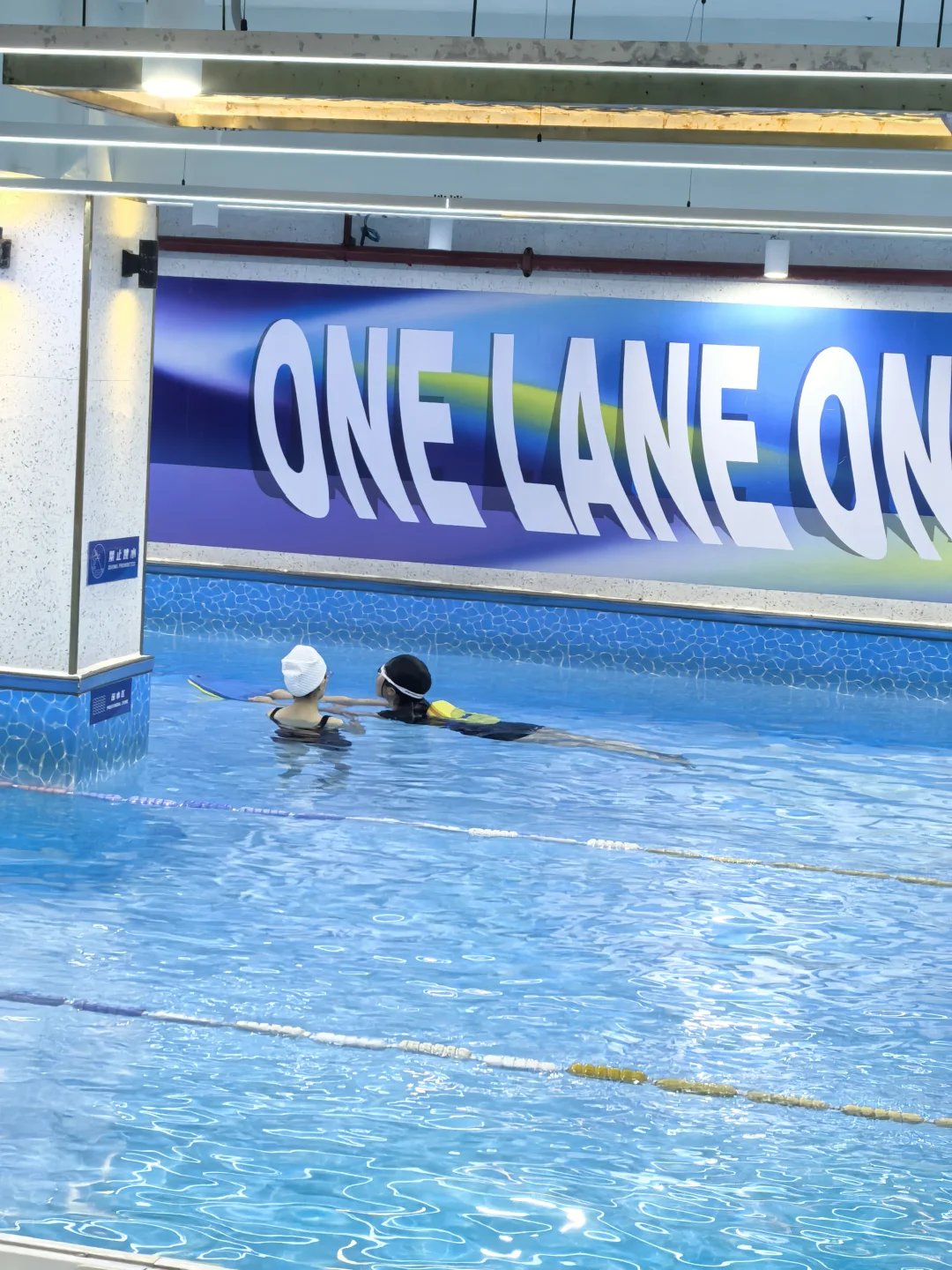 广州游泳女教练，01 年游泳女教练