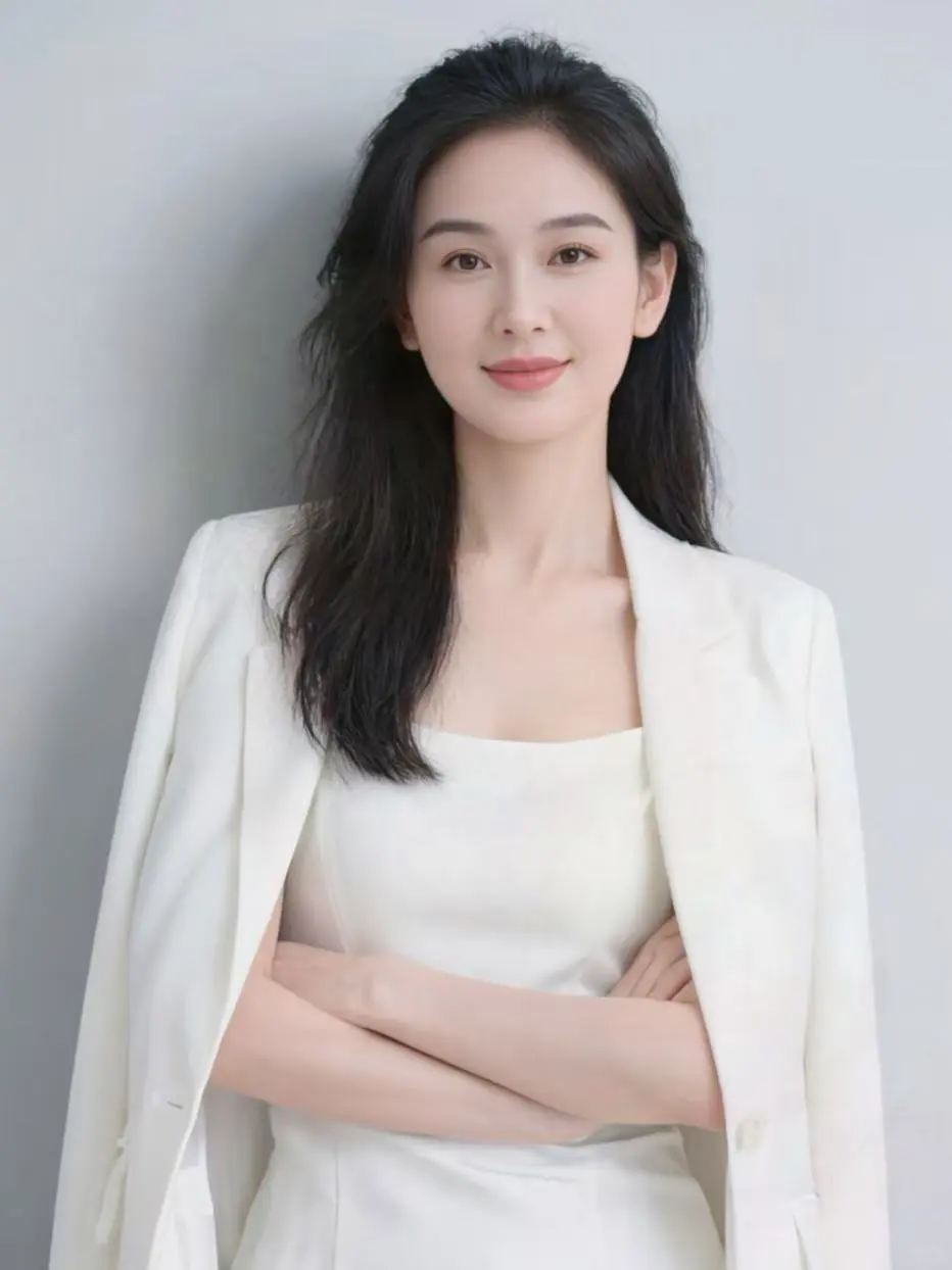 淡妆+职业装简直是绝绝子