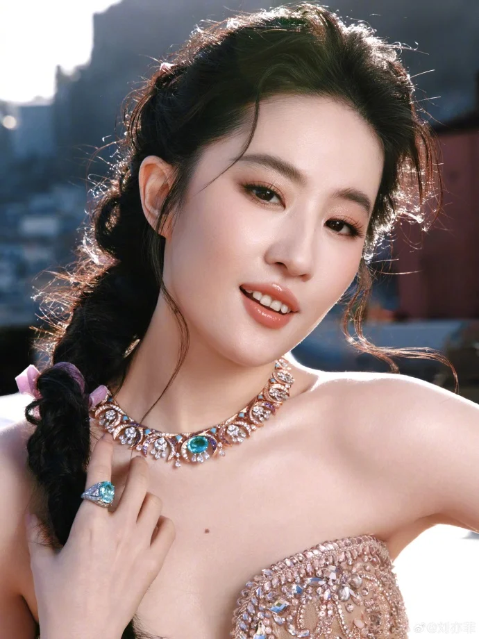 宝格丽全球品牌代言人万千生姿刘亦菲