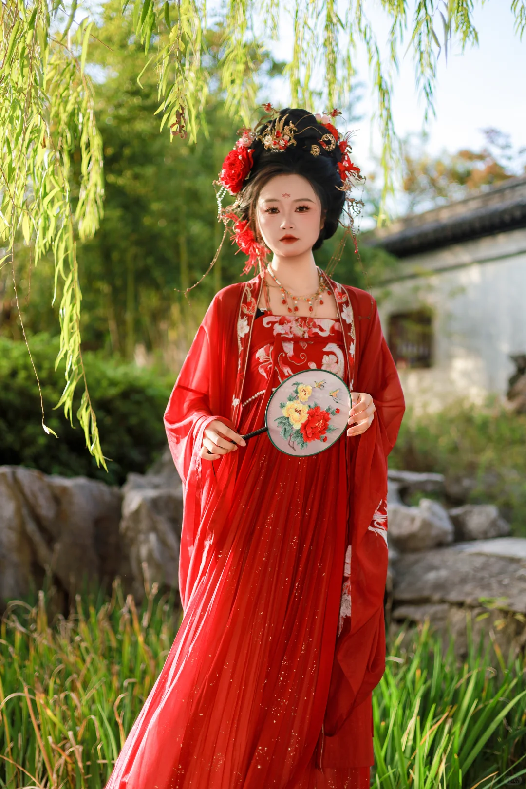 红裙映水，鬓边牡丹，是江南的秋光入了画。