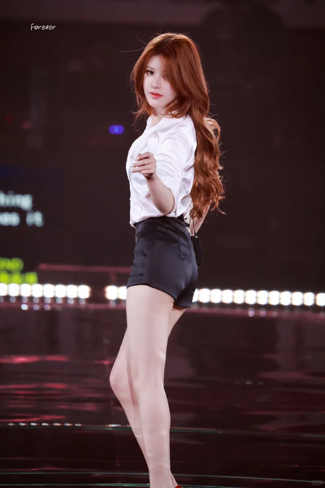 赵露思 敞领白衬衫 红色高跟鞋