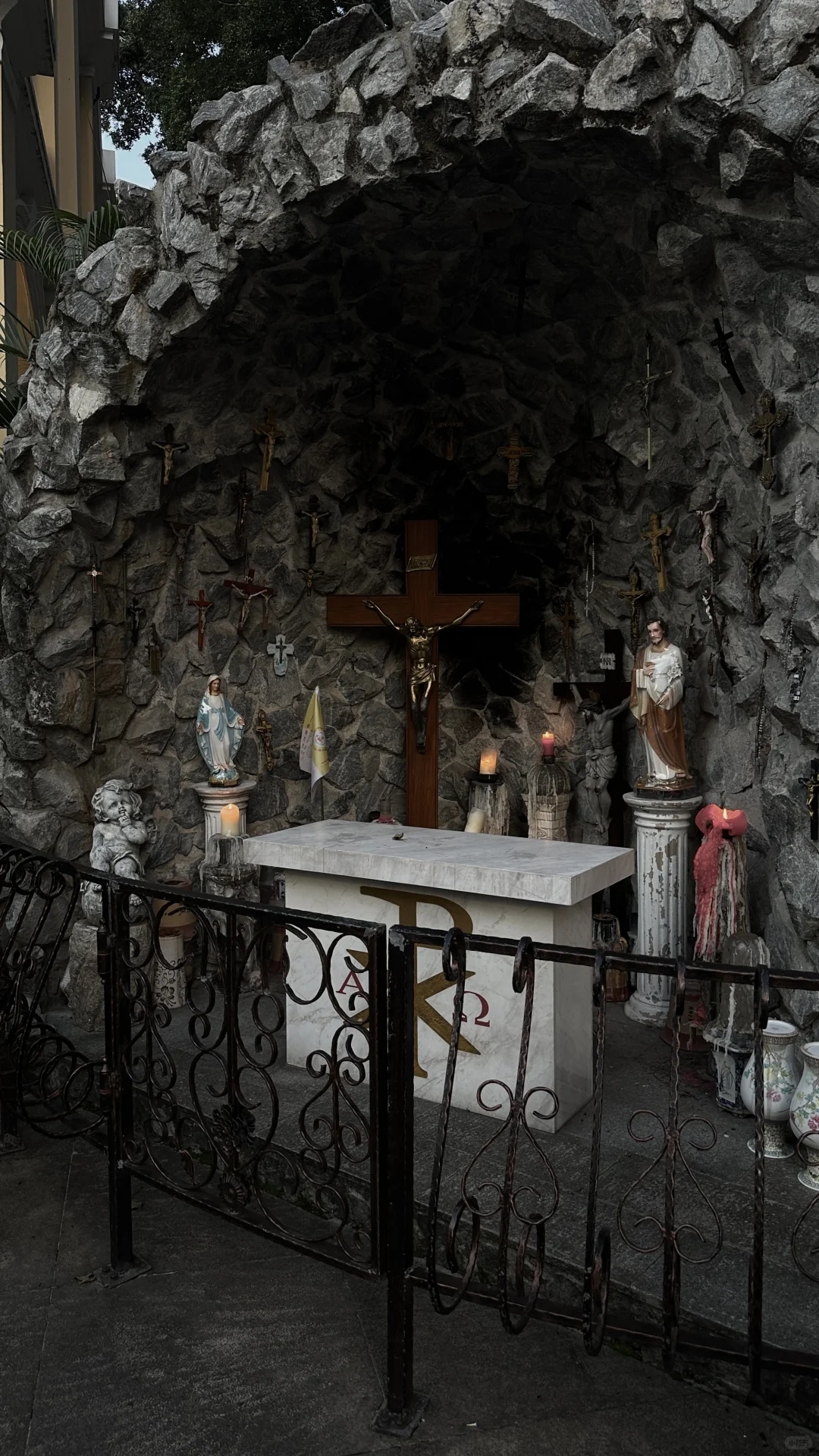 The backless dress of a pretty girl