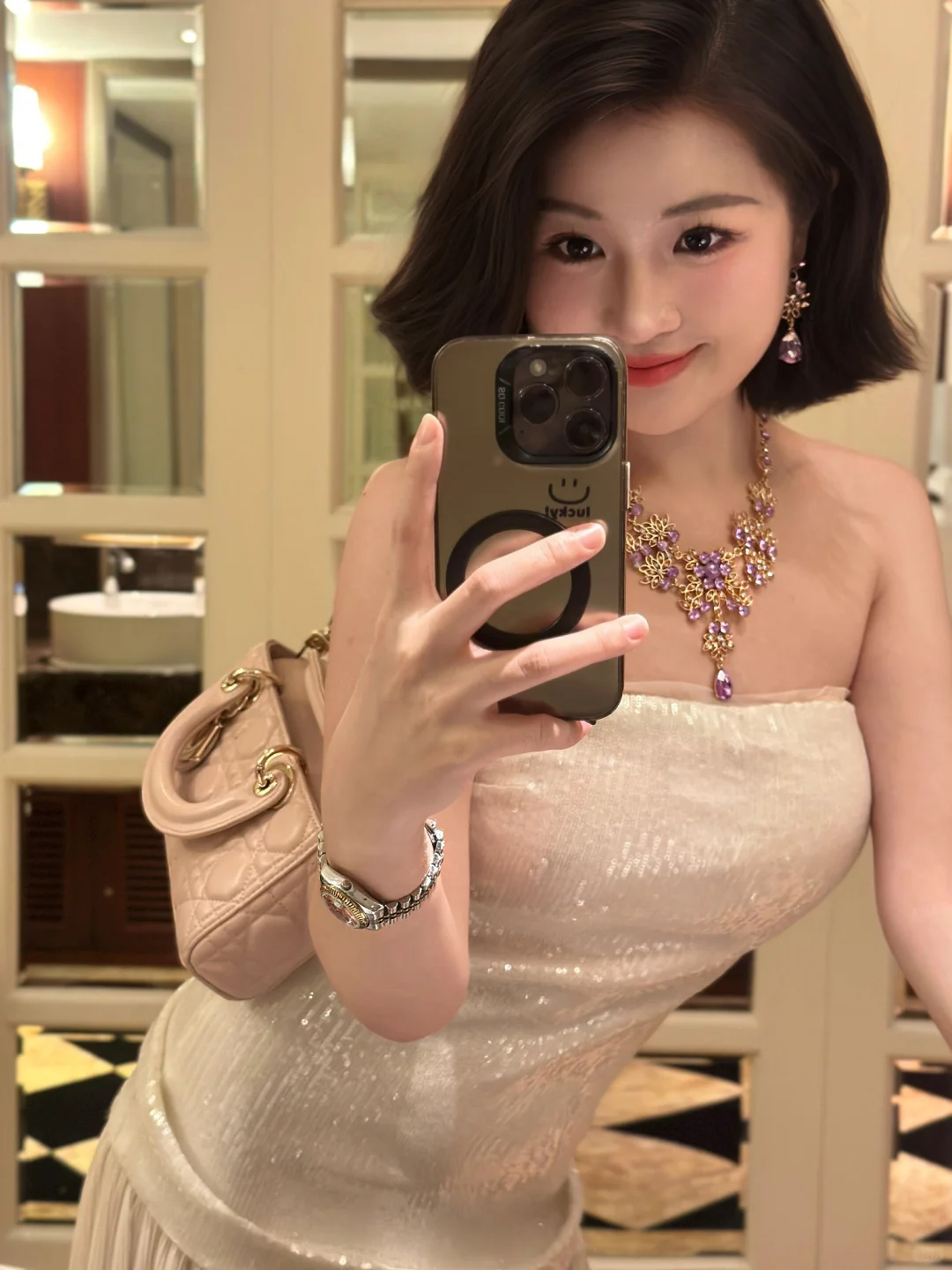 精致短发俏佳人