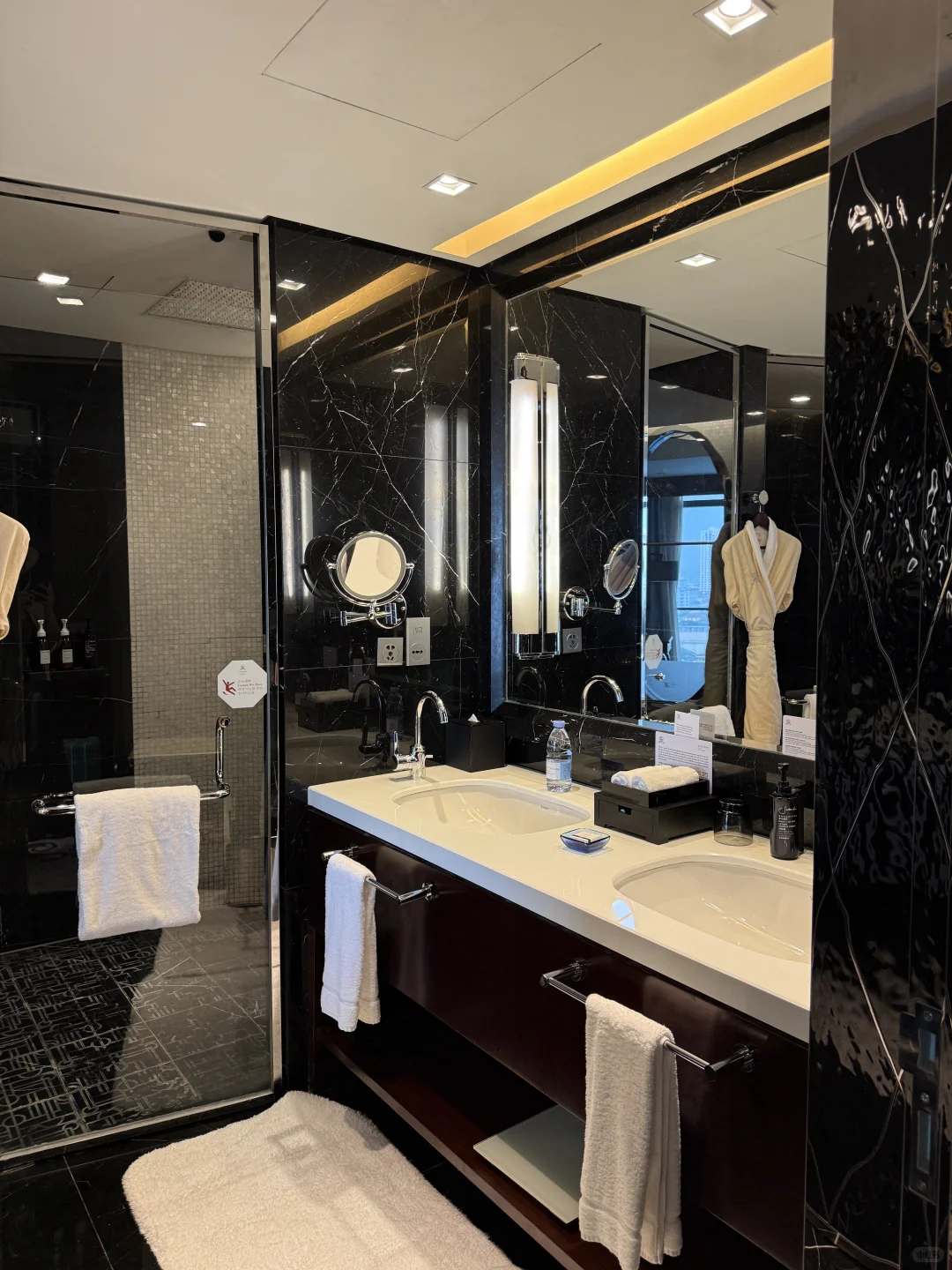 只爱维秘的睡衣，蕾丝大露背，太高级了😍