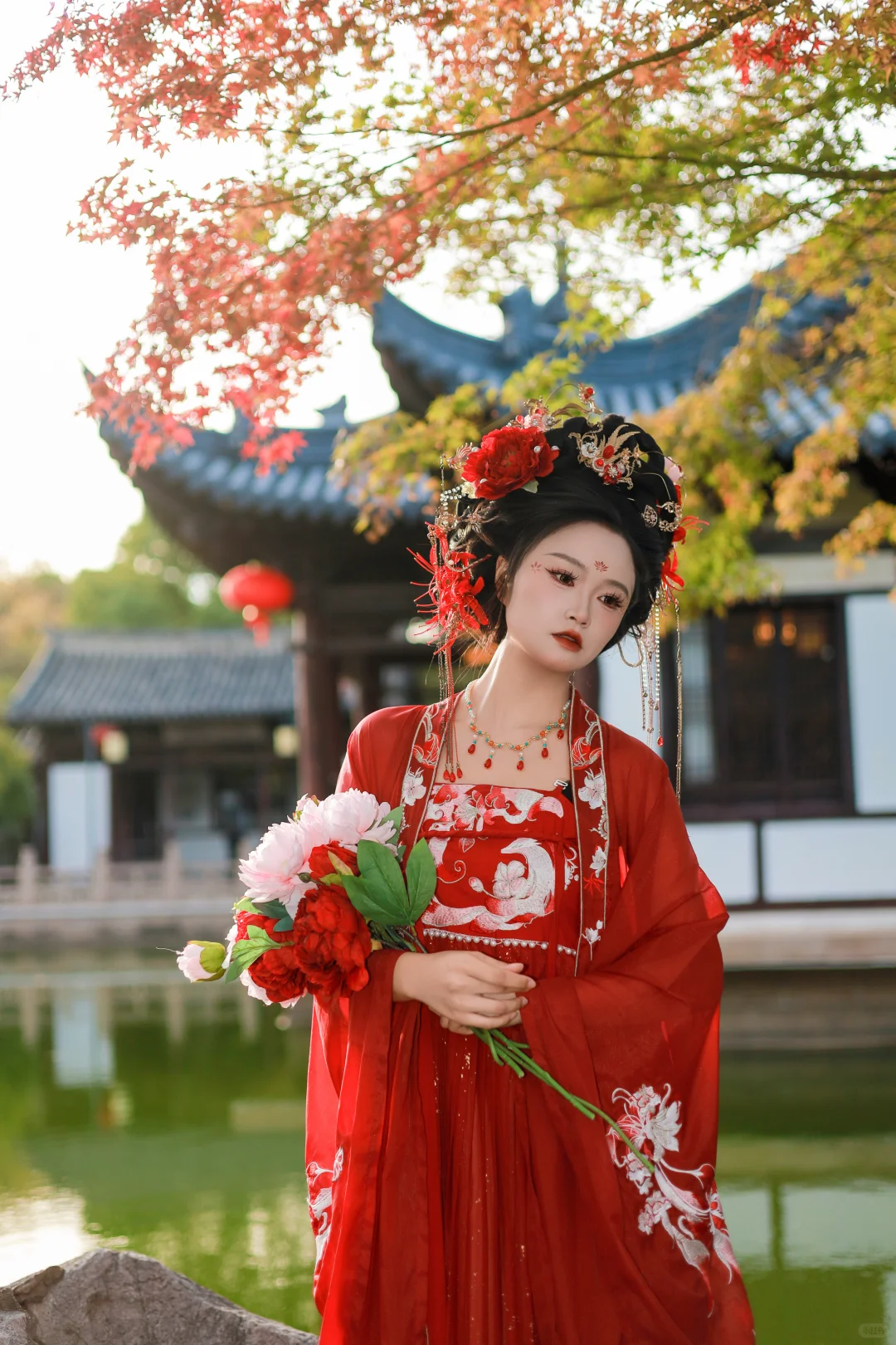 红裙映水，鬓边牡丹，是江南的秋光入了画。