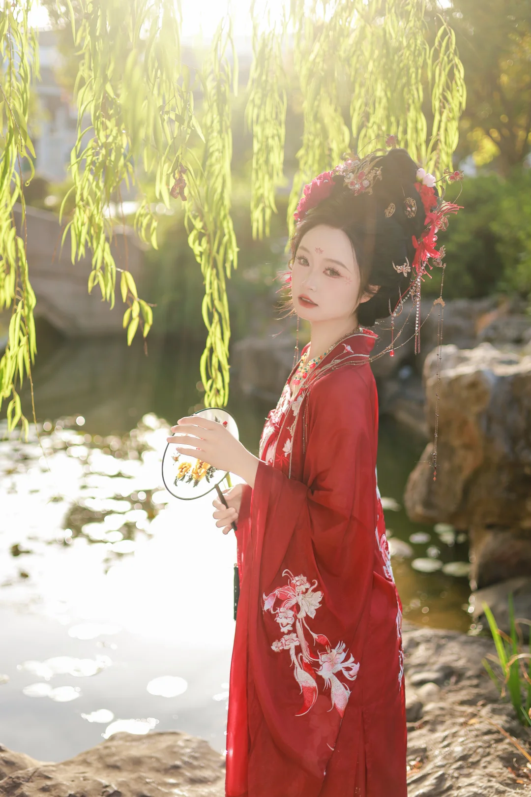 红裙映水，鬓边牡丹，是江南的秋光入了画。