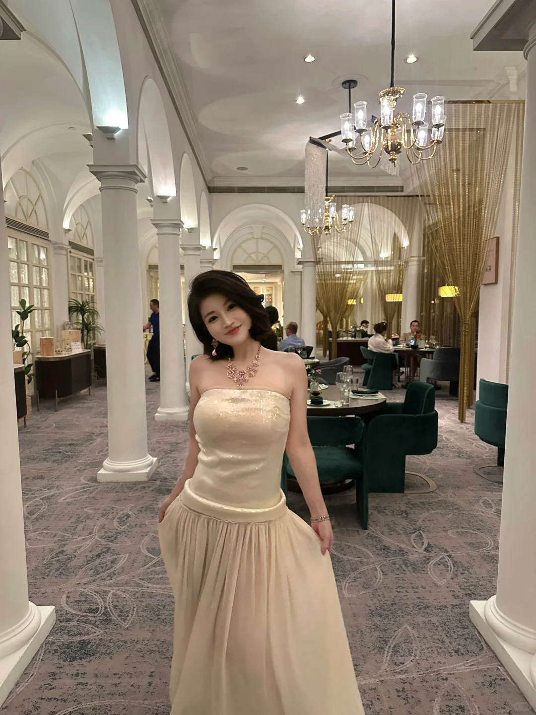 精致短发俏佳人