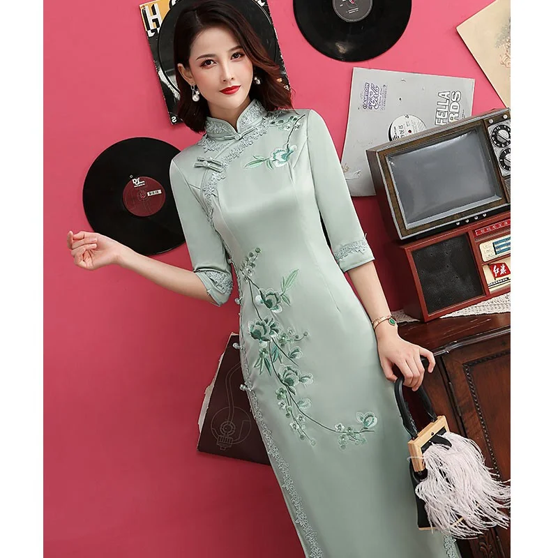 旗装丽女显窈窕，地仰天倾山水娇 |