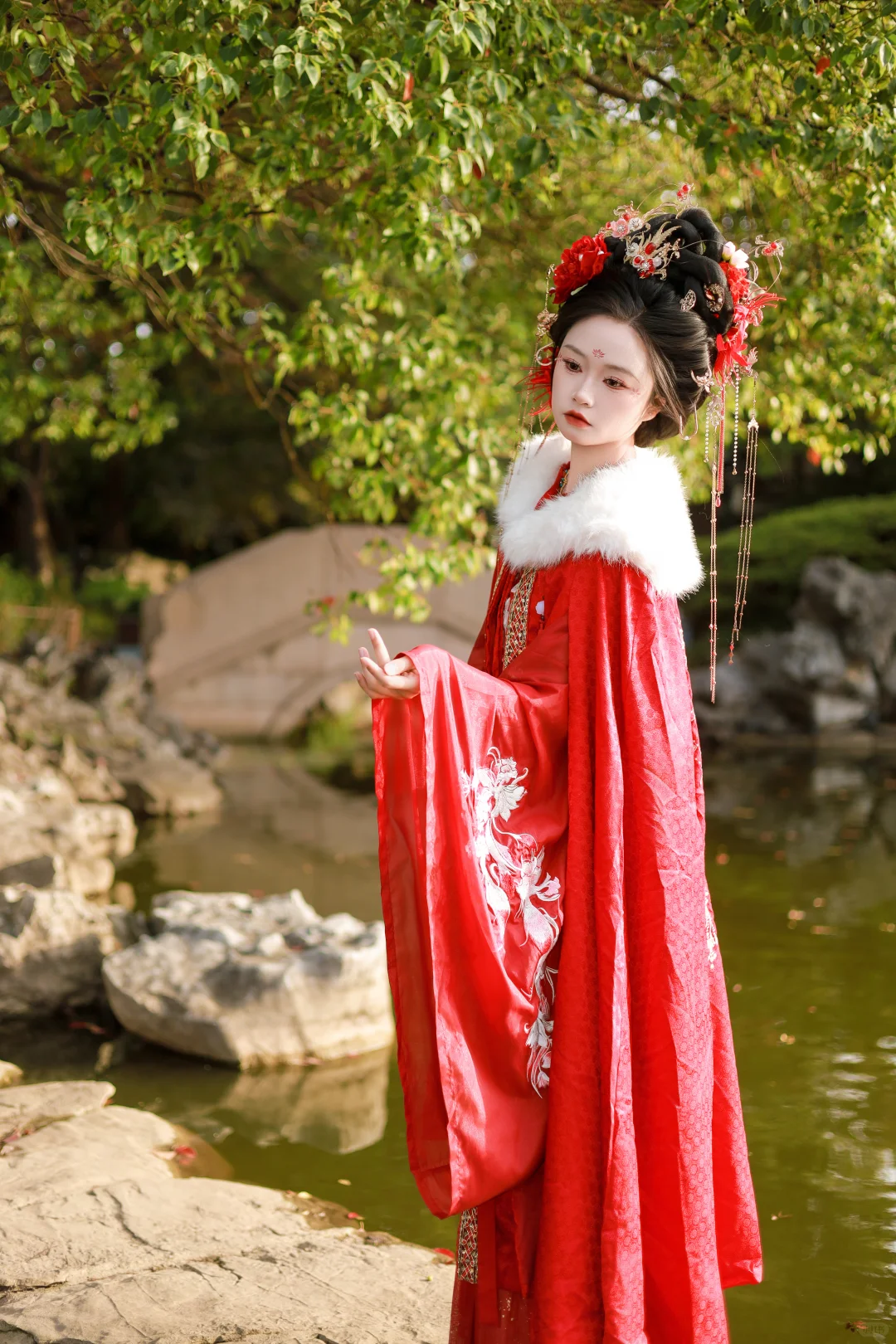 红裙映水，鬓边牡丹，是江南的秋光入了画。