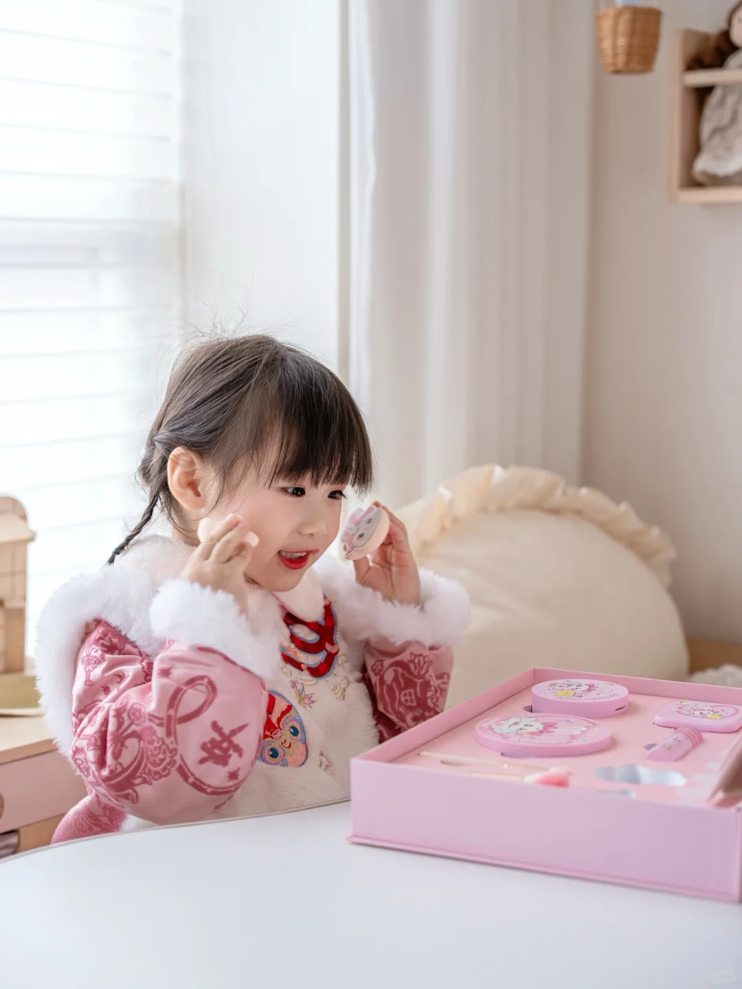 娃的爱美初体验，这套儿童彩妆我能吹爆它！