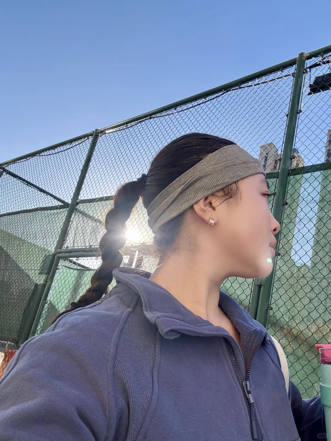 白色瑜伽裤也很适合打网球🎾