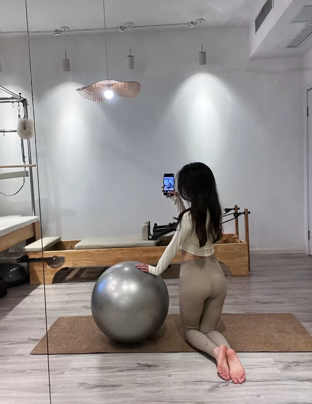 跟我一起躺着练出腹肌马甲线✅