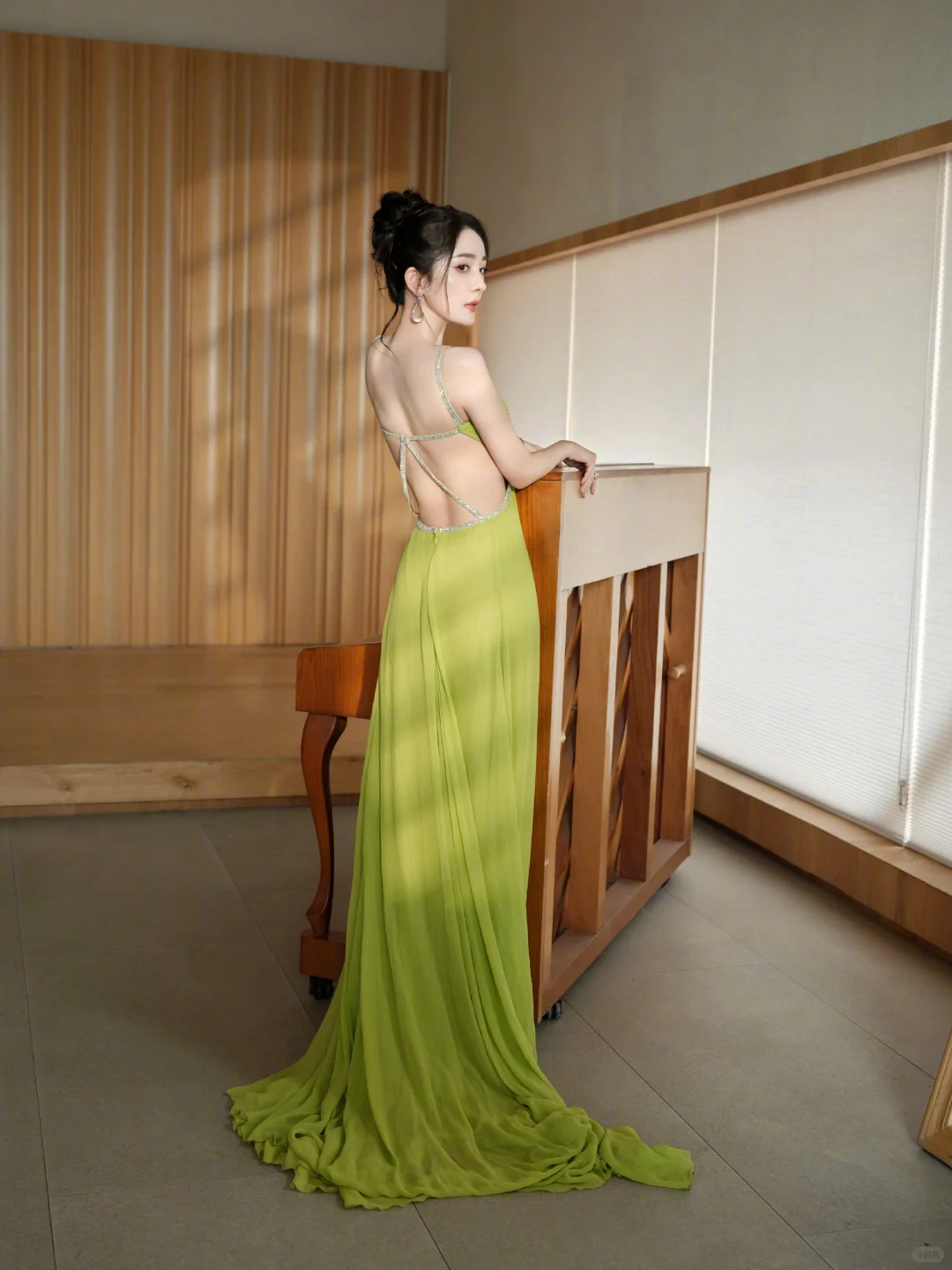 杨幂 美腰蝴蝶背 开衩大长腿