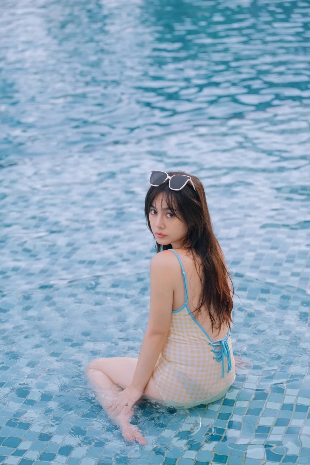 微胖小女生 打卡泳池 美到爆