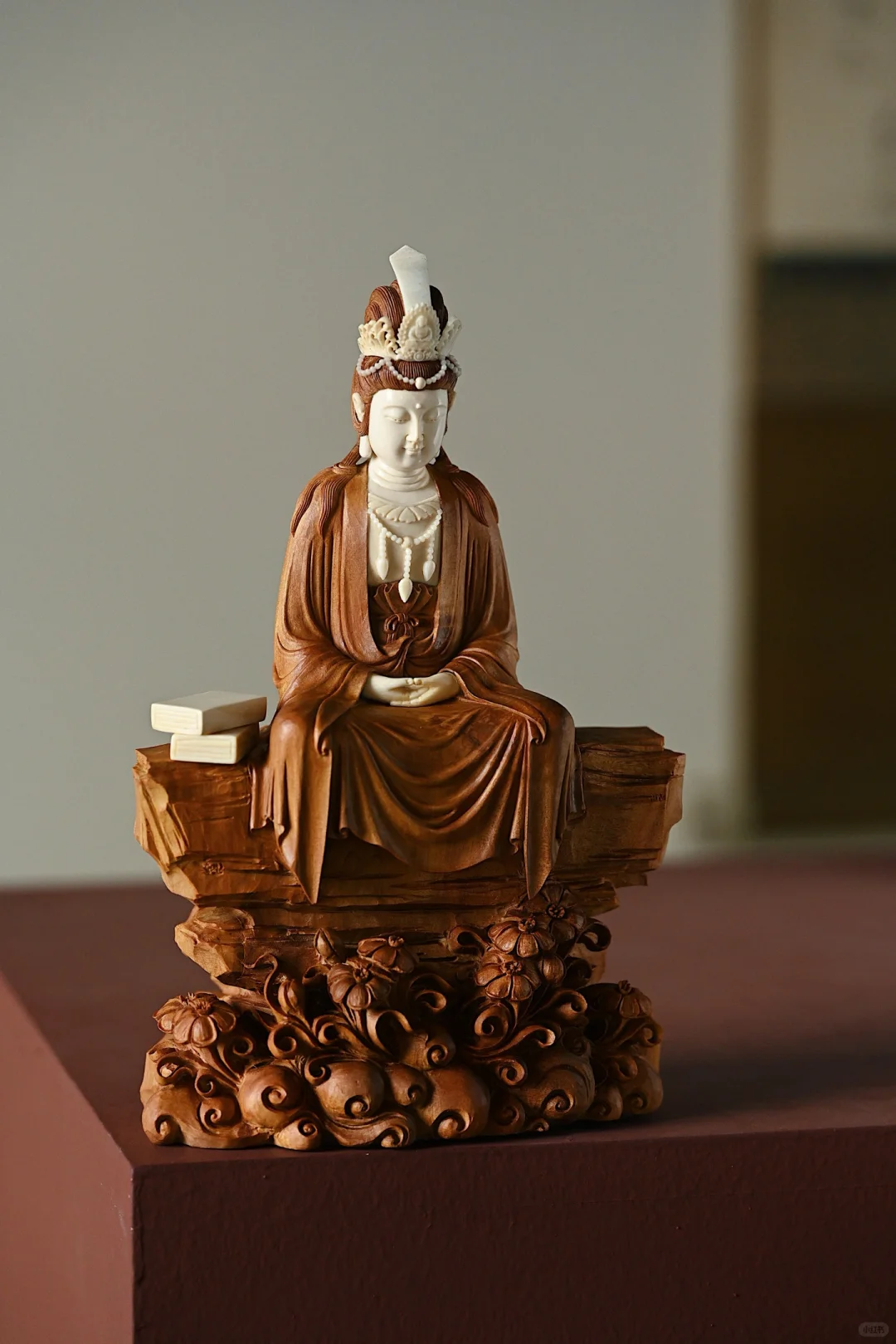 老山檀雕出慈悲相｜连衣纹都藏着经文