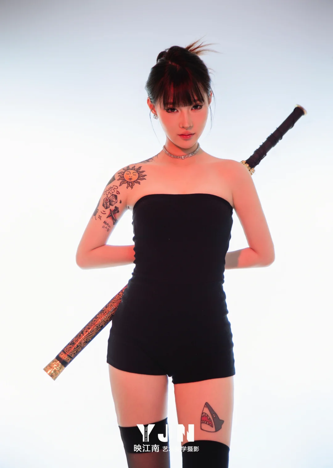 不是吧❓这么辣的御姐写真还撩不到你！？