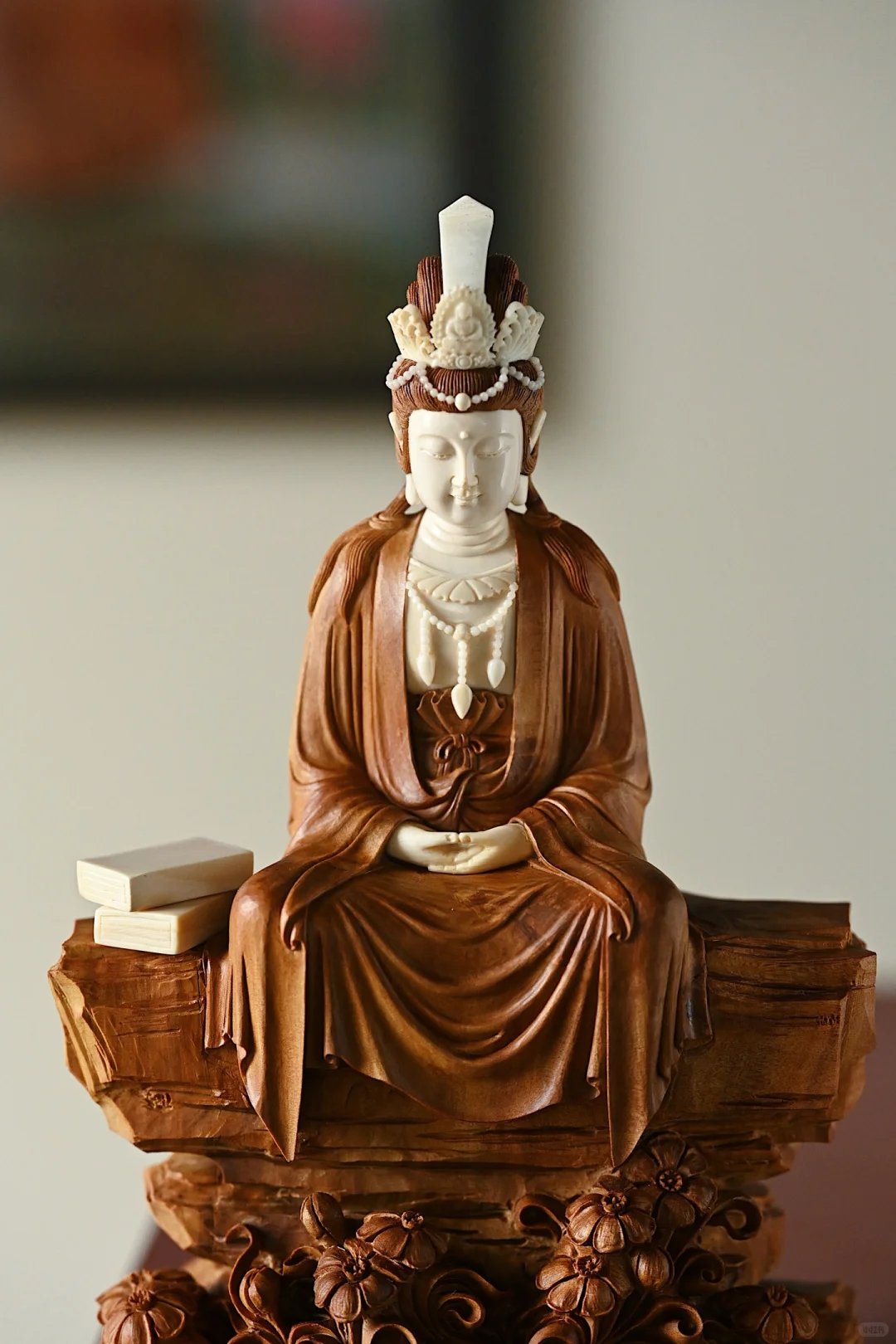 老山檀雕出慈悲相｜连衣纹都藏着经文