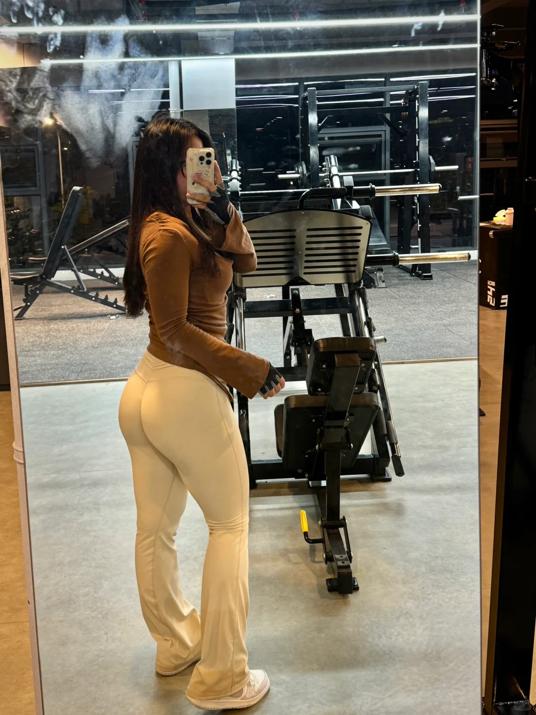 丰腴粗壮的大腿 微隆的小腹