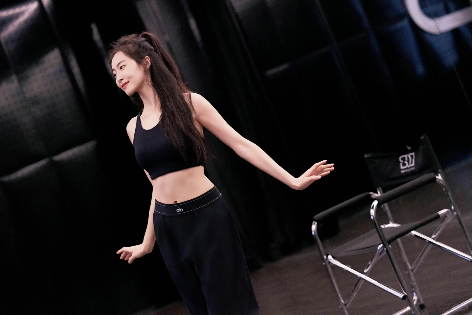 宋茜🌟穿什么都显贵 纯黑色也很高级