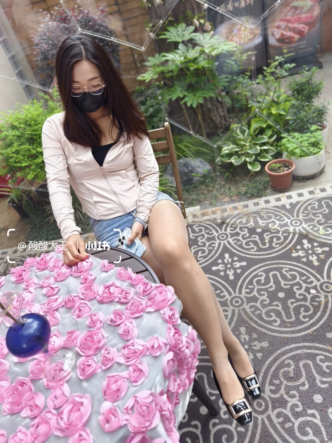 超薄肉丝搭配平底鞋