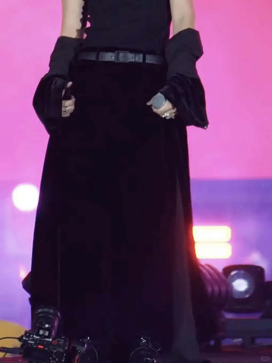 宇宙幅员不过裙裾之间。