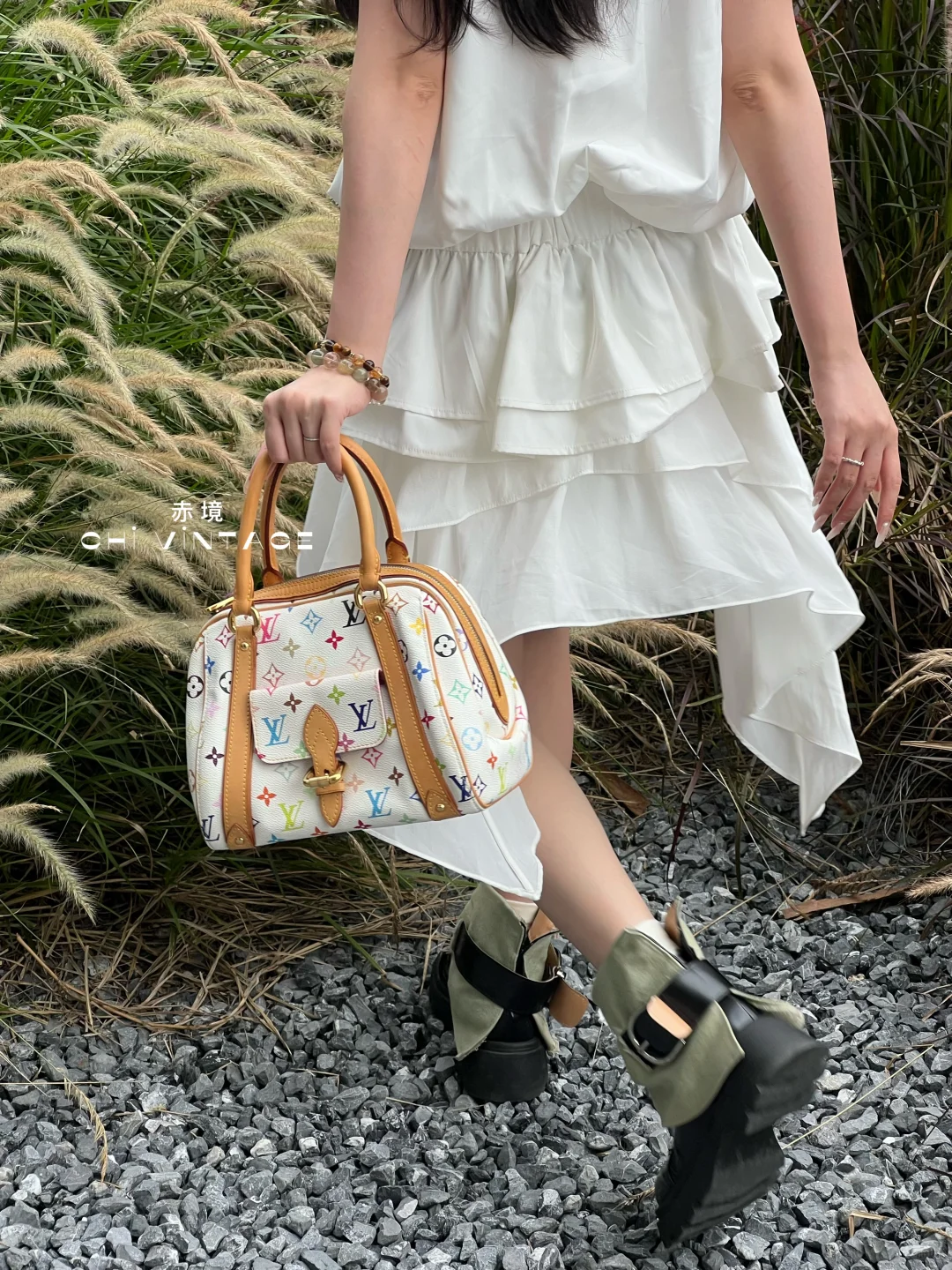 嘻嘻人间尤物LV白三彩