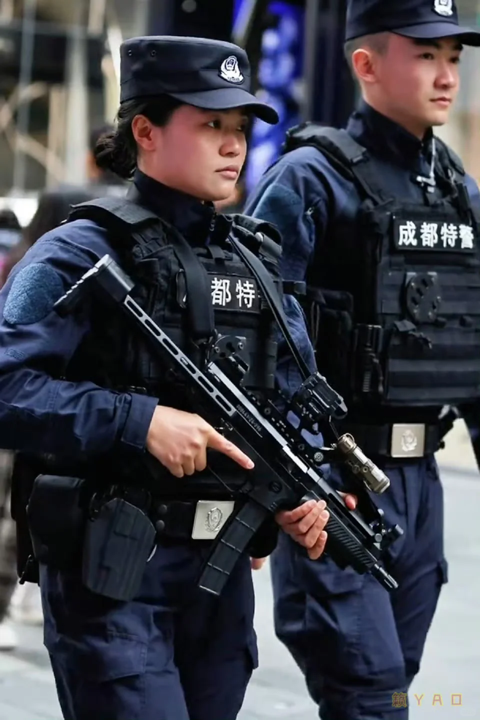 英姿飒爽的女特警，守护城市平安！🔥👍