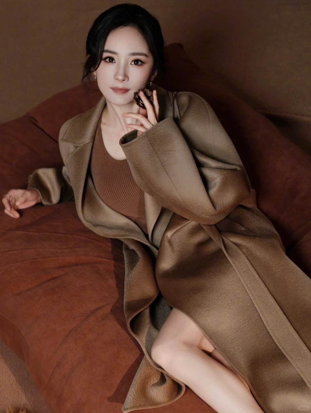 杨幂光脚秀长腿，这美商绝了！