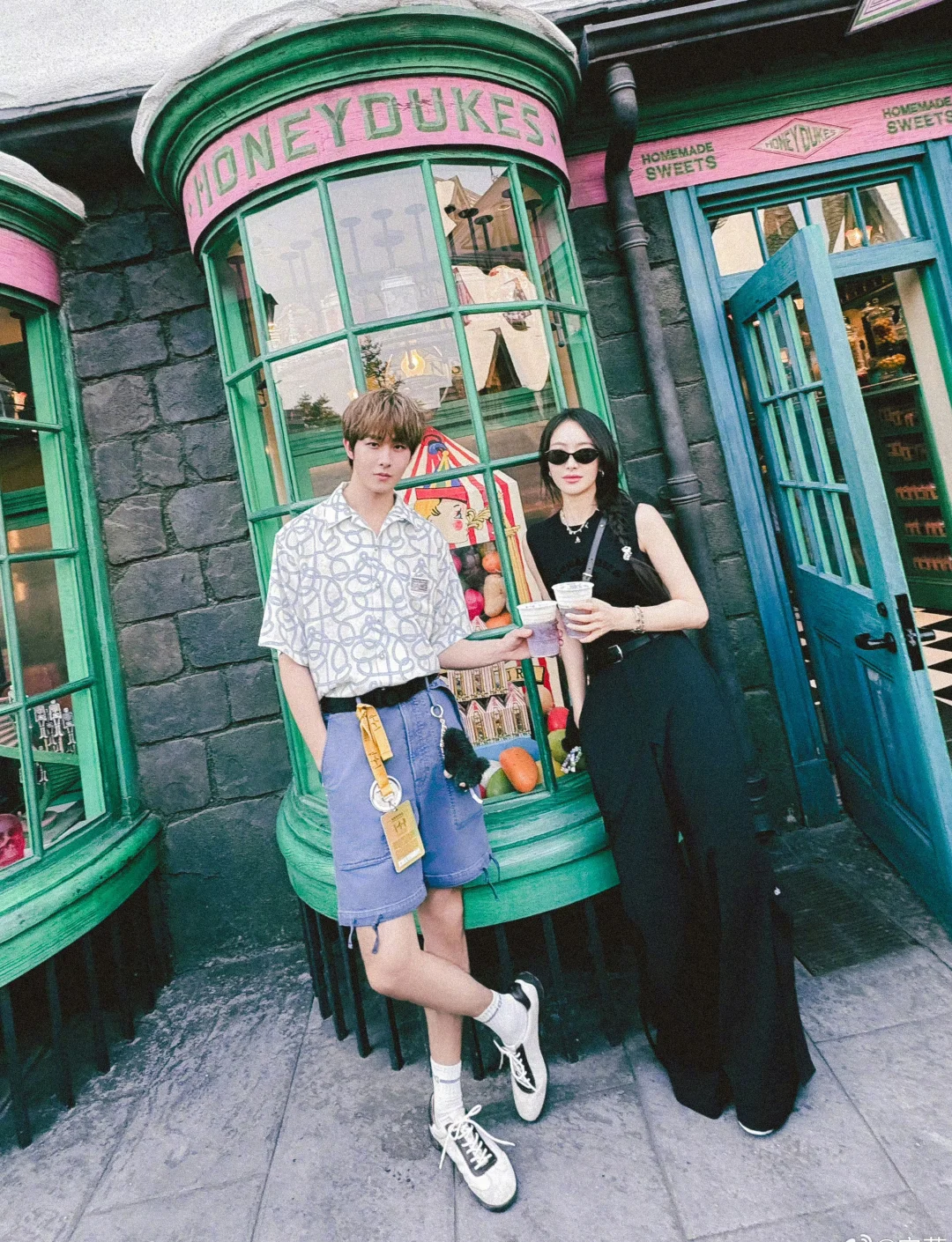 宋茜🌟穿什么都显贵 纯黑色也很高级